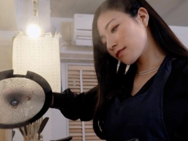 【禁断の家庭内不倫】『旦那には内緒にして…』美巨乳スレンダー人妻が家庭の顔を捨てて不倫セックス！立ちバックで揺れる美乳と、騎乗位で見せる淫らな腰使いに興奮！家庭的な奥さんの裏の顔がエロすぎる！♡