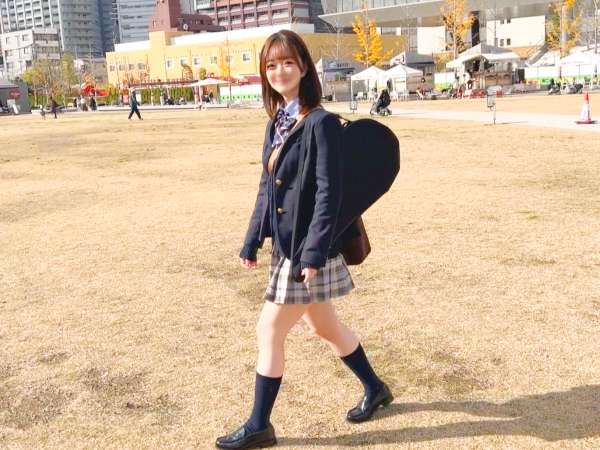 【制服娘のむっちりボディ】激かわ素人娘の色白ボディを激しく責めまくる！制服姿で感じまくる姿に興奮MAX！！膣奥まで激しく突かれて、淫らなアクメ顔を晒しちゃう！！♡