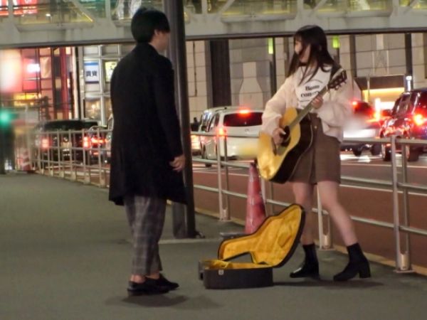 【現ナマ100万で彼氏持ちお姉さんを口説き落とす!】路上ミュージシャンに投げ銭したら、ホテルでエッチなご褒美♥背面座位で感じまくる美ボディをお楽しみあれ!