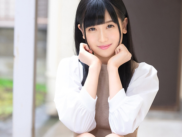 【お宅訪問】21歳美少女が素人宅で大胆ご奉仕！『チューしよ♡』と甘えてくる無垢な笑顔にメロメロ！一生懸命なフェラに我慢できず、生挿入で本気セックス！ウブな美少女の淫らな変貌に興奮必至！！