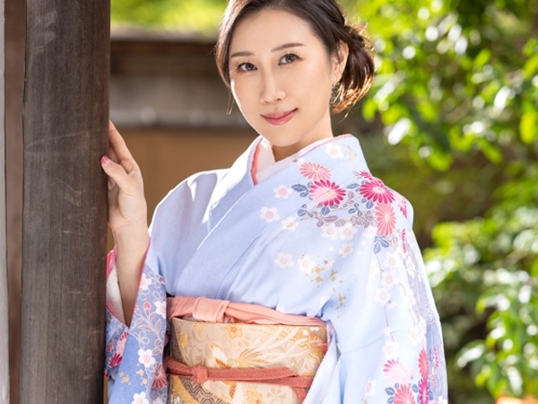【着物美熟女】極上美魔女が舌を絡ませベロチュー♡チンポをねっとりご奉仕！着物からこぼれる色気とテクニックで男を骨抜きにする熟女の濃厚プレイ！