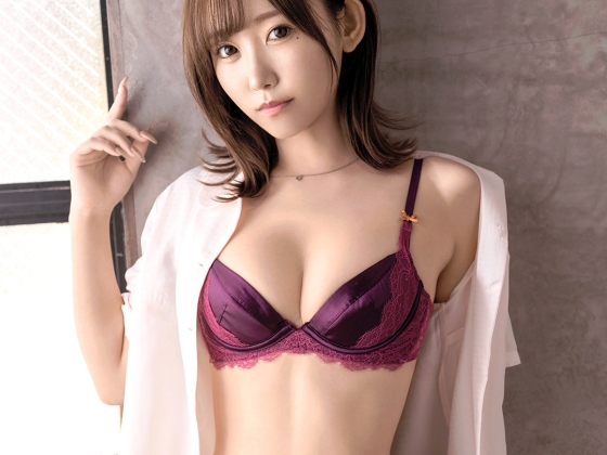 【公衆トイレで密着SEX】プリケツ美女が狭い空間で大胆プレイ！美尻を揺らして感じまくる濃厚ファックに興奮必至♡