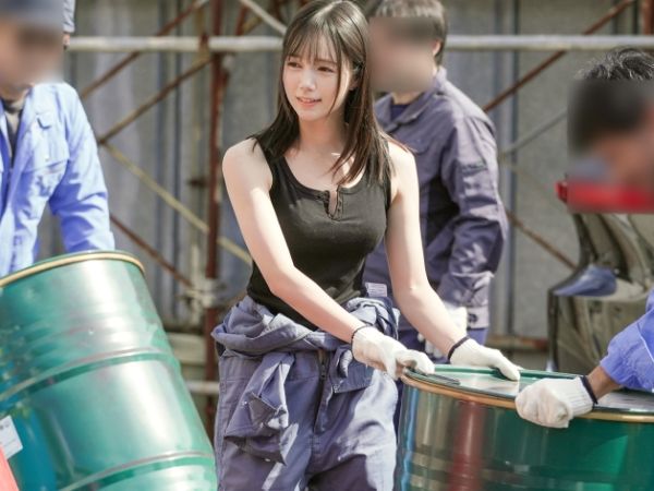 【鉄鋼工場の熱い夜】『こんな場所で…』人気AV女優が工場で働くおっさんたちと禁断のハメ撮り！汗と油にまみれた男たちに囲まれ、夜の現場で激しく突かれる過激ドキュメント！！